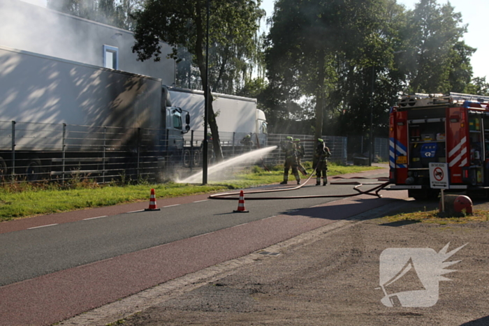 Geparkeerde vrachtwagen vliegt in brand