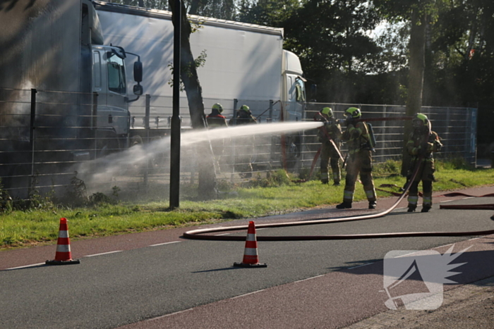 Geparkeerde vrachtwagen vliegt in brand