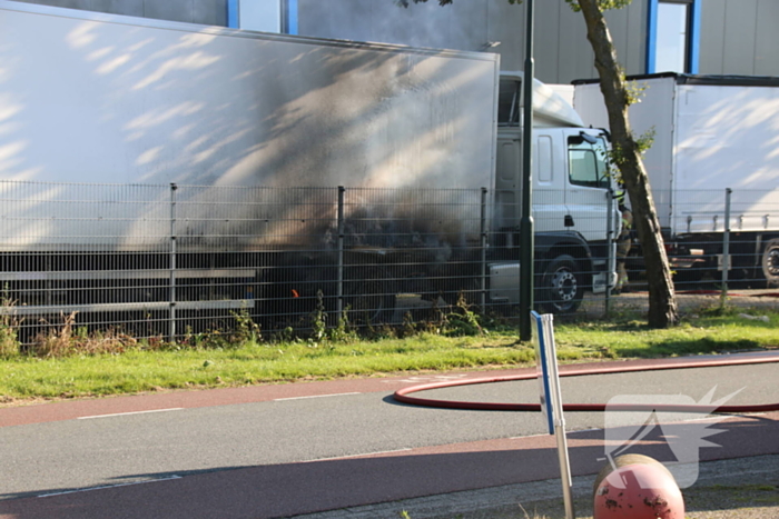 Geparkeerde vrachtwagen vliegt in brand