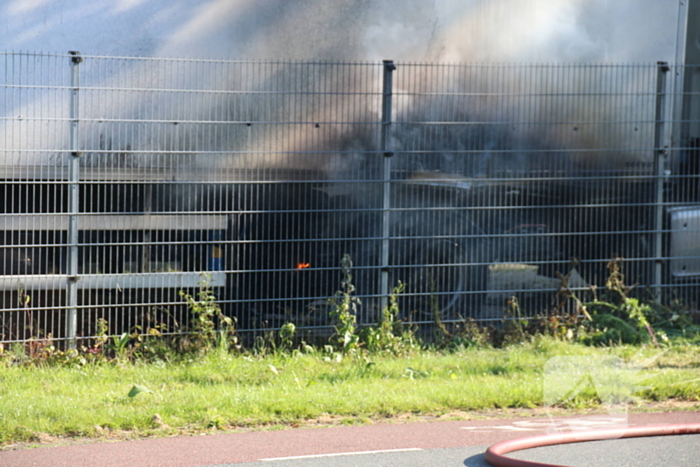 Geparkeerde vrachtwagen vliegt in brand