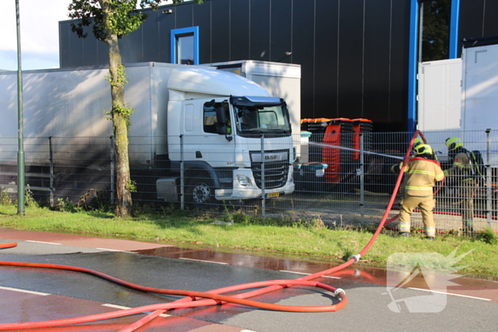 Geparkeerde vrachtwagen vliegt in brand