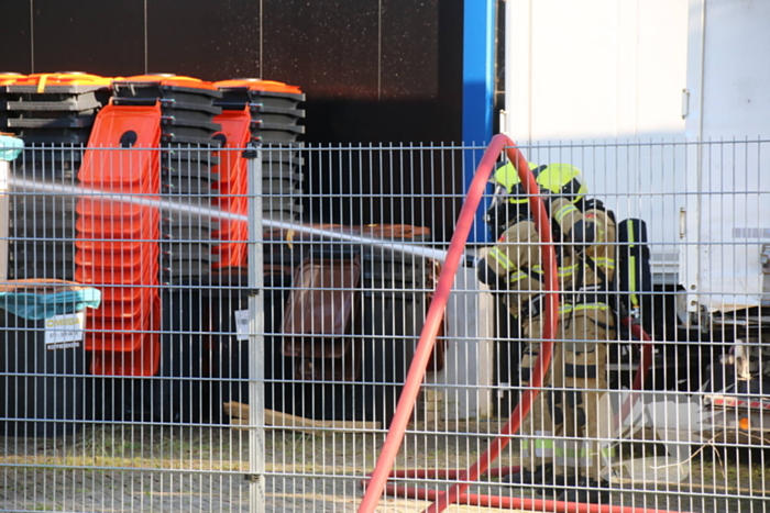 Geparkeerde vrachtwagen vliegt in brand