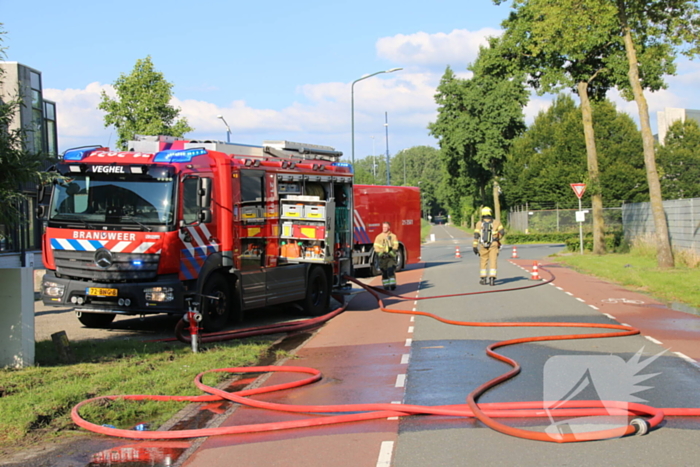 Geparkeerde vrachtwagen vliegt in brand