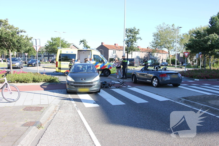 Fietser klapt op zijkant van auto tijdens het oversteken op rotonde