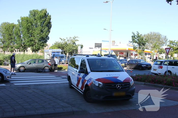 Fietser klapt op zijkant van auto tijdens het oversteken op rotonde