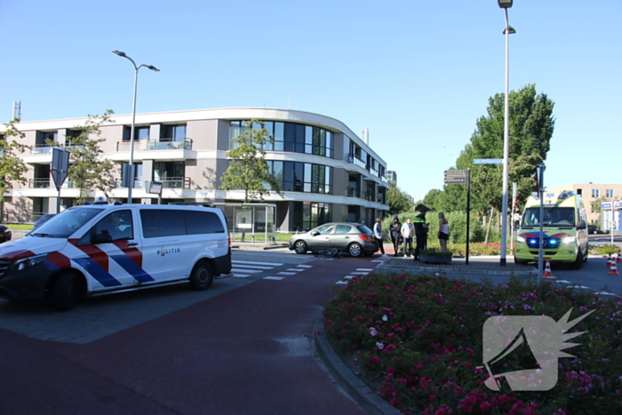 Fietser klapt op zijkant van auto tijdens het oversteken op rotonde