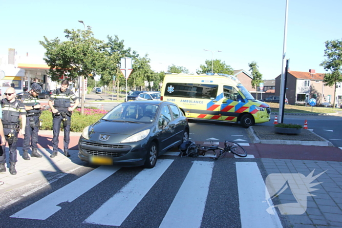 Fietser klapt op zijkant van auto tijdens het oversteken op rotonde