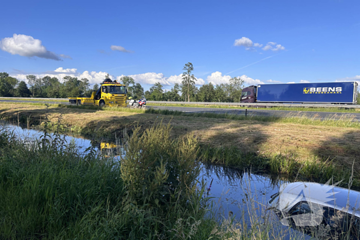 Automobilist raakt van snelweg en belandt in sloot