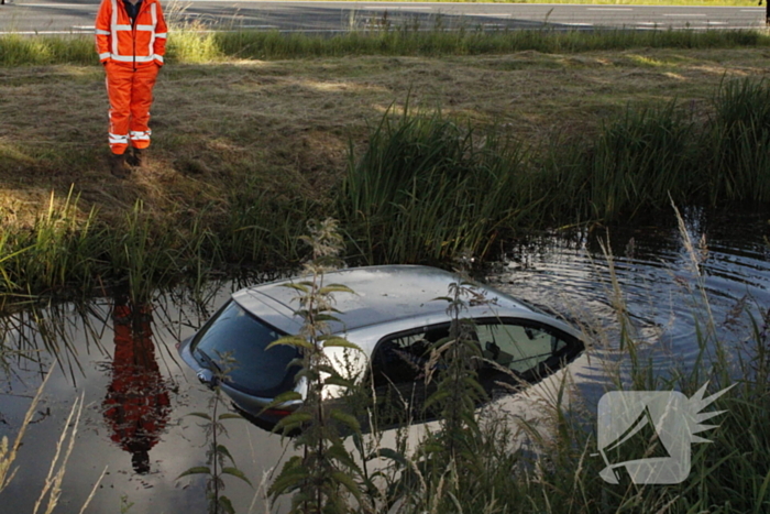 Automobilist raakt van snelweg en belandt in sloot