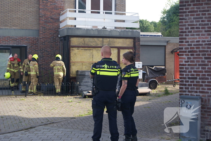 Voorbijganger ziet rook uit winkelpand en belt brandweer