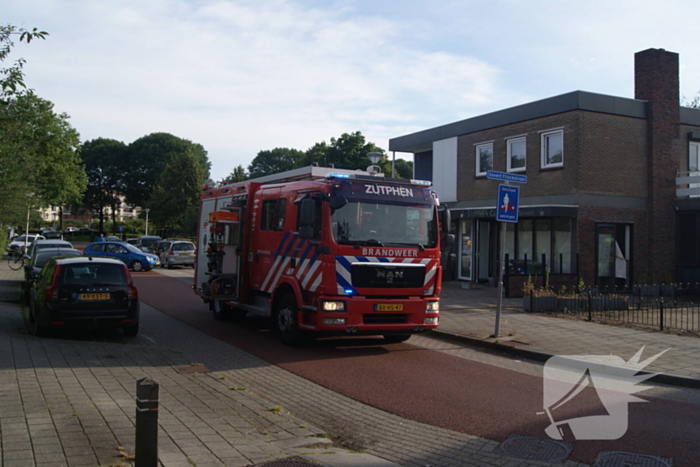 Voorbijganger ziet rook uit winkelpand en belt brandweer