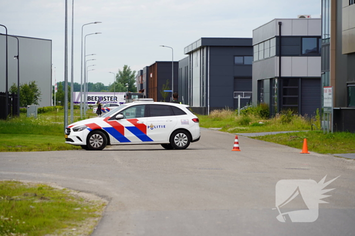 Politie en douane doen onderzoek op bedrijventerrein Zevenhuis