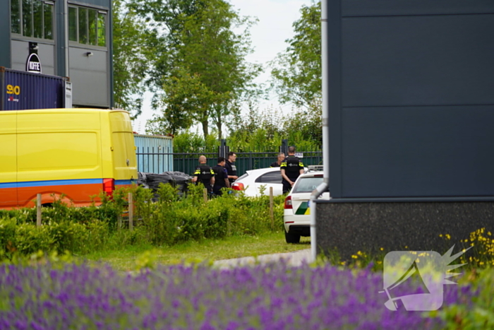 Politie en douane doen onderzoek op bedrijventerrein Zevenhuis