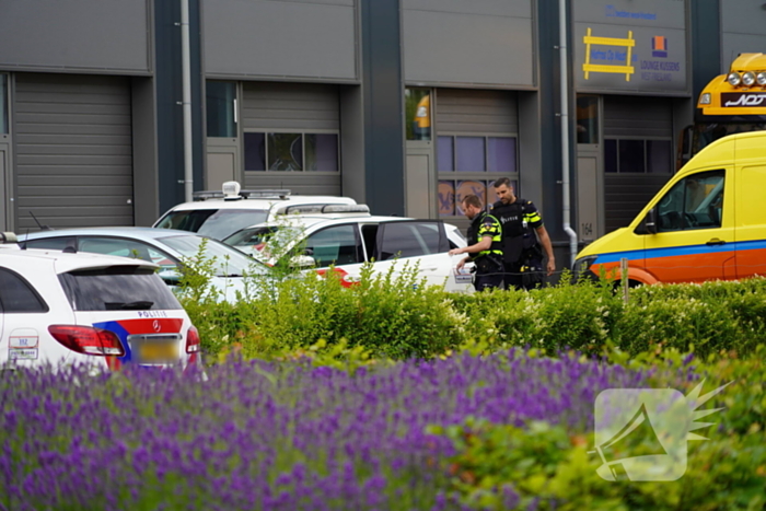 Politie en douane doen onderzoek op bedrijventerrein Zevenhuis