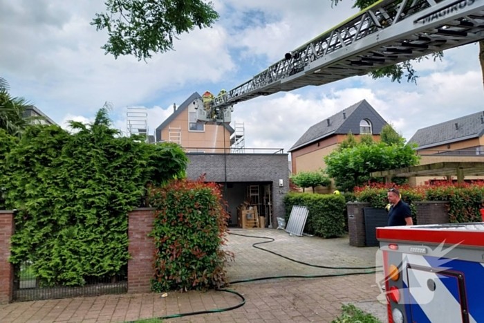 Brand op dak van garage