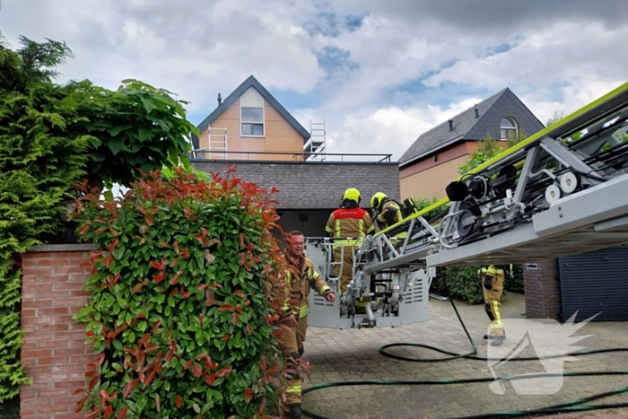 Brand op dak van garage