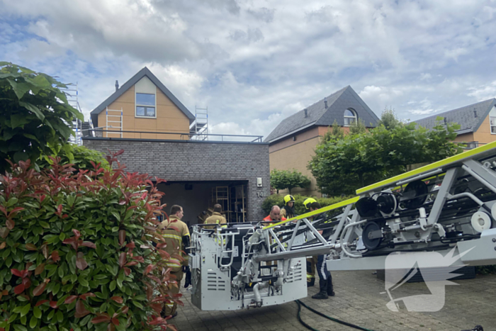 Brand op dak van garage