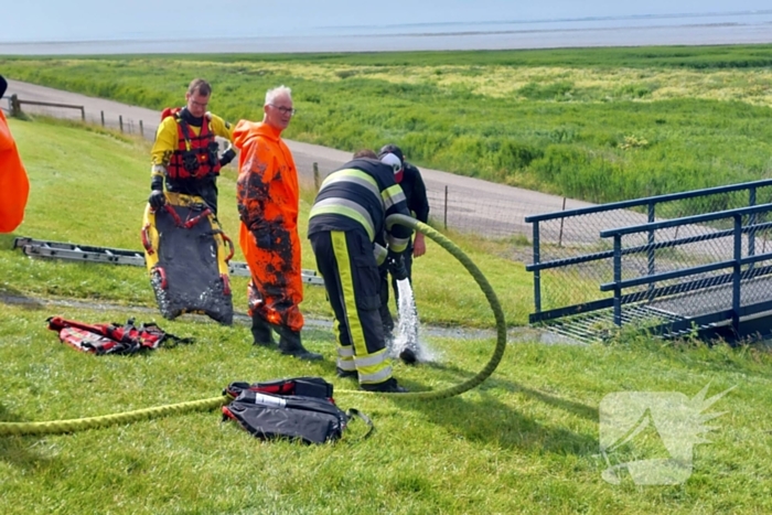 Brandweer redt persoon uit drijfzand