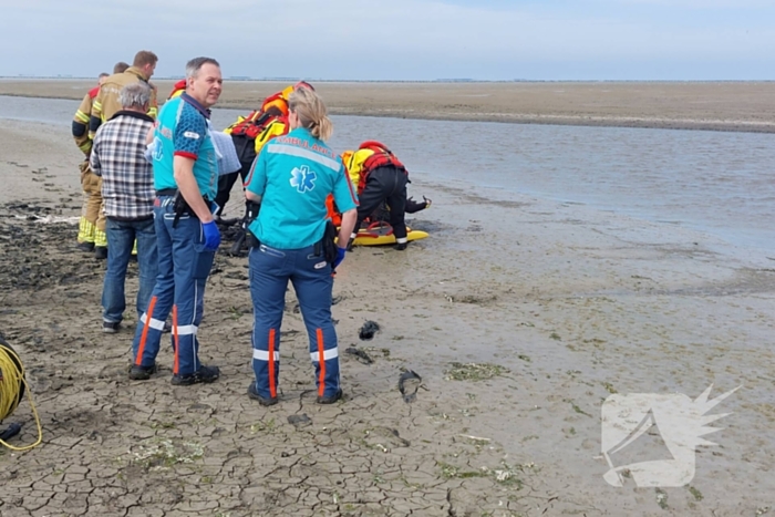 Brandweer redt persoon uit drijfzand