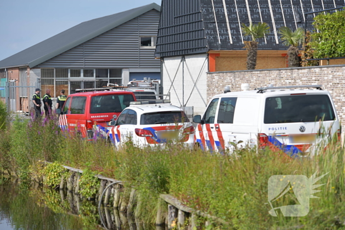 Politie en brandweer doorzoeken opslagruimten