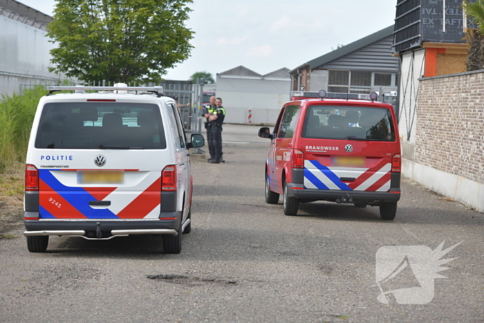 Politie en brandweer doorzoeken opslagruimten