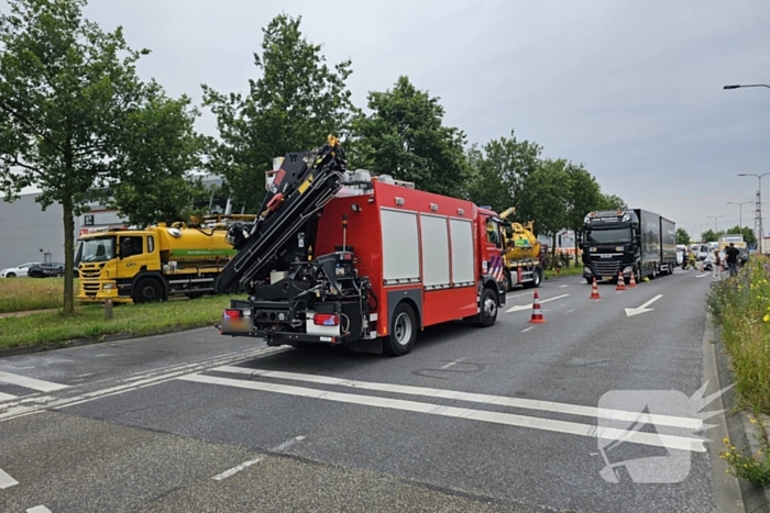 Tank van lesvrachtwagen kapot, diesel lekt op de weg