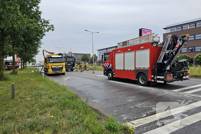 Tank van lesvrachtwagen kapot, diesel lekt op de weg