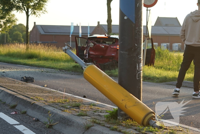 Veel schade na ongeval op kruispunt