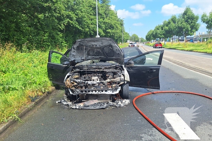 Personenauto vat vlam bij verkeerslicht