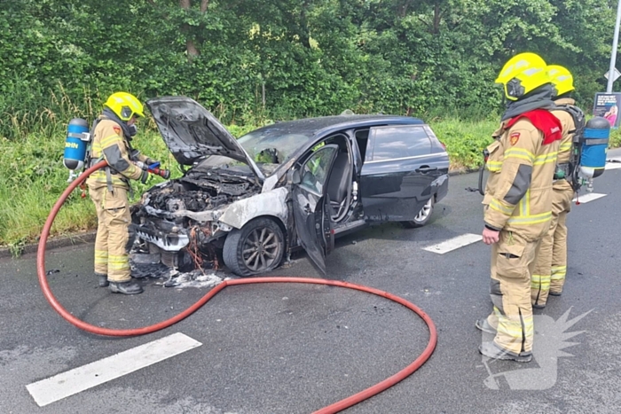 Personenauto vat vlam bij verkeerslicht