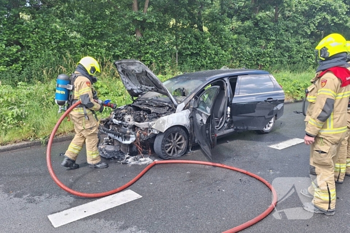 Personenauto vat vlam bij verkeerslicht