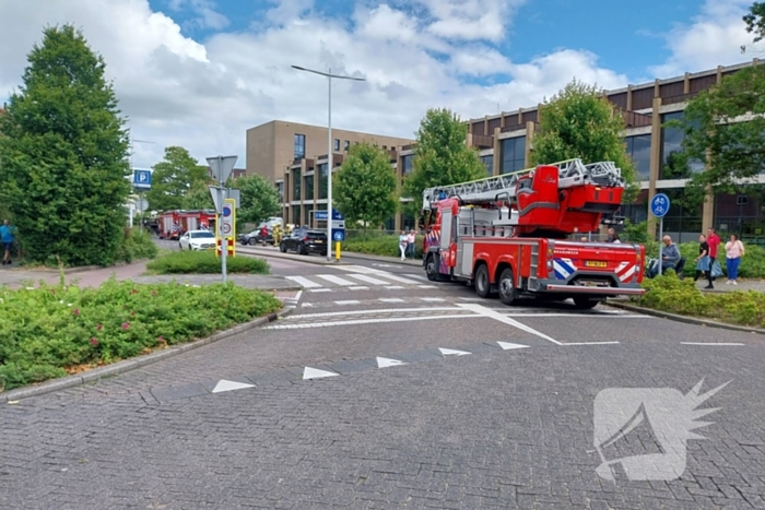 Brandweer doet onderzoek naar rookontwikkeling uit parkeergarage