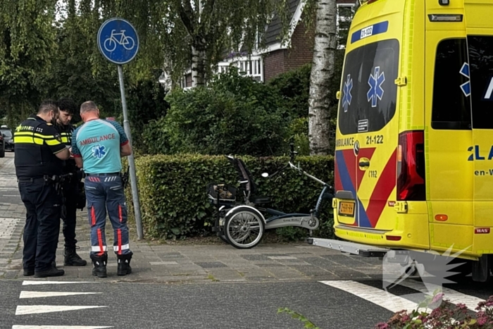 Vrouw op driewiel fiets hard ten val