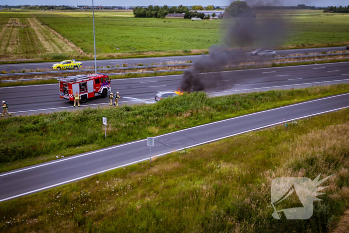 Personenauto vliegt op snelweg in brand