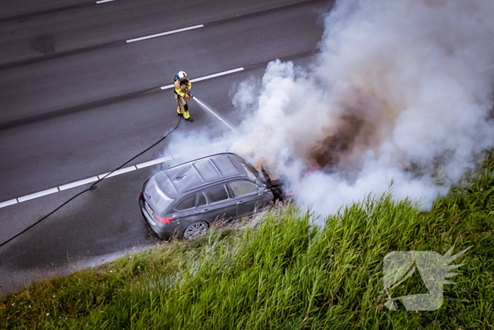 Personenauto vliegt op snelweg in brand