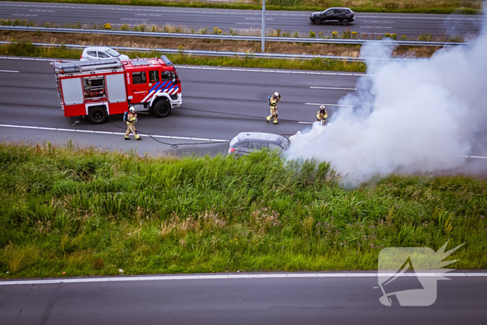 Personenauto vliegt op snelweg in brand