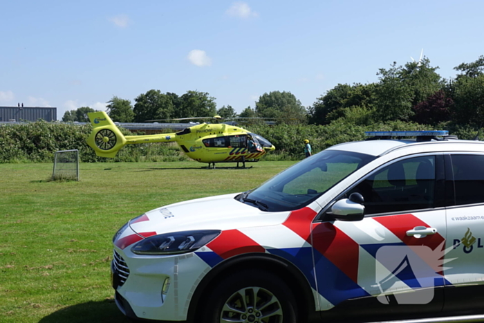 Ambulancehelikopter landt op speelveld