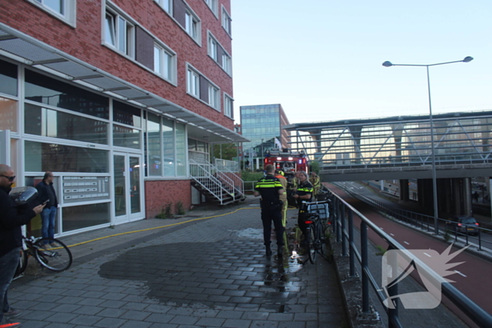 Flatgebouw ontruimd door brand in woning