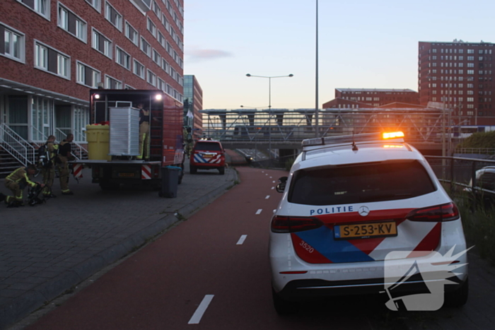 Flatgebouw ontruimd door brand in woning