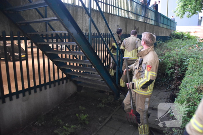 Brand tegen parkeergarage, brandweer aanwezig