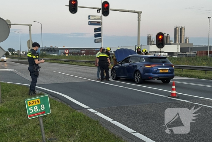 Oververhitte auto blokkeert weg