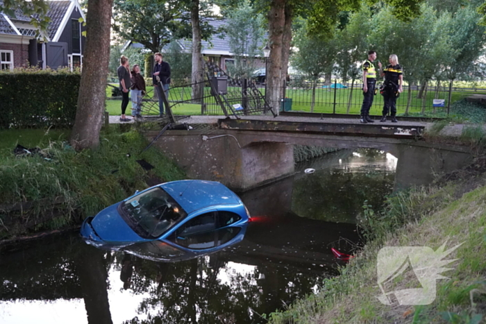 Auto crasht met hoge snelheid en belandt in sloot