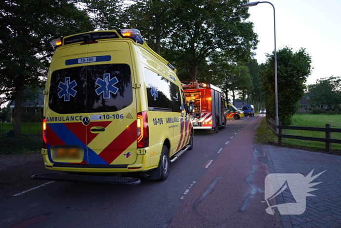 Auto crasht met hoge snelheid en belandt in sloot