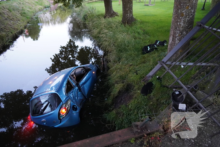 Auto crasht met hoge snelheid en belandt in sloot