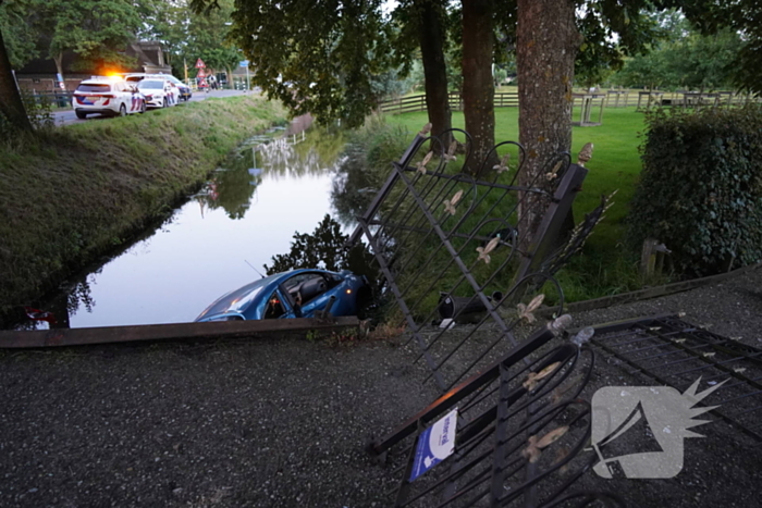 Auto crasht met hoge snelheid en belandt in sloot