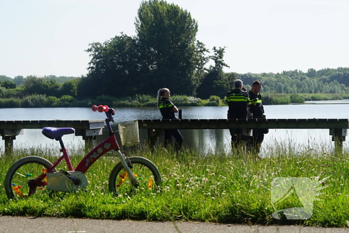 Kinderfiets aangetroffen bij steiger, hulpdiensten aanwezig