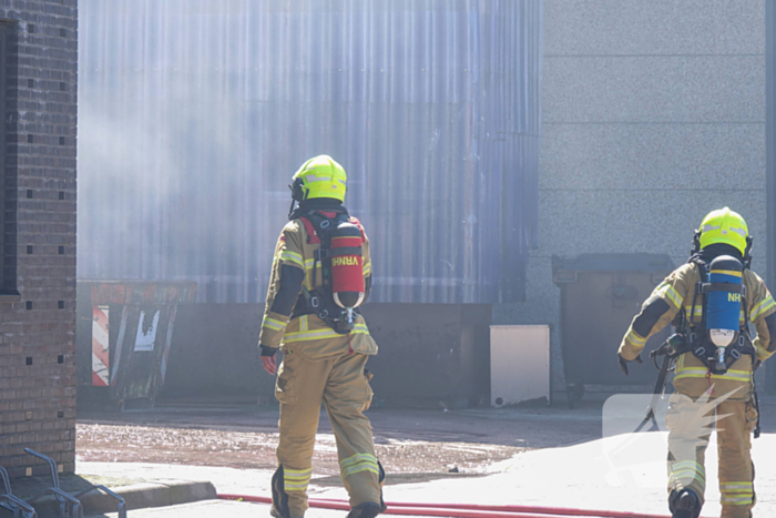 Flinke brand bij bedrijfspand in container