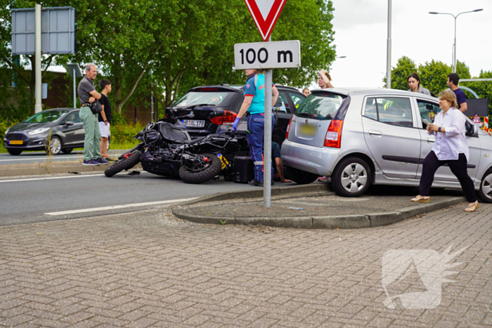 Motorrijder klemgereden tussen twee auto's