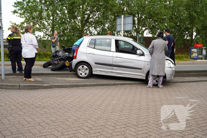 Motorrijder klemgereden tussen twee auto's