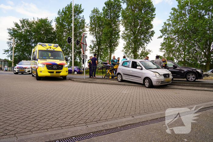 Motorrijder klemgereden tussen twee auto's